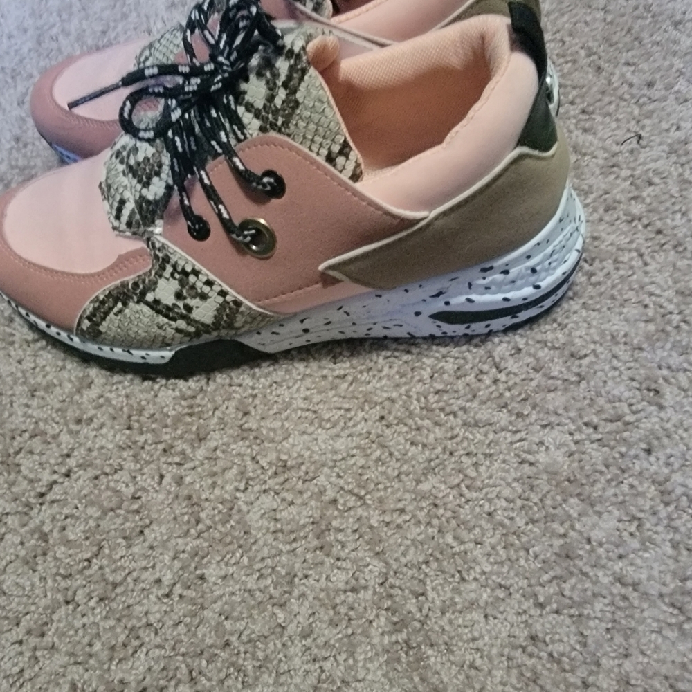 Shoes - Picture 4 of 4